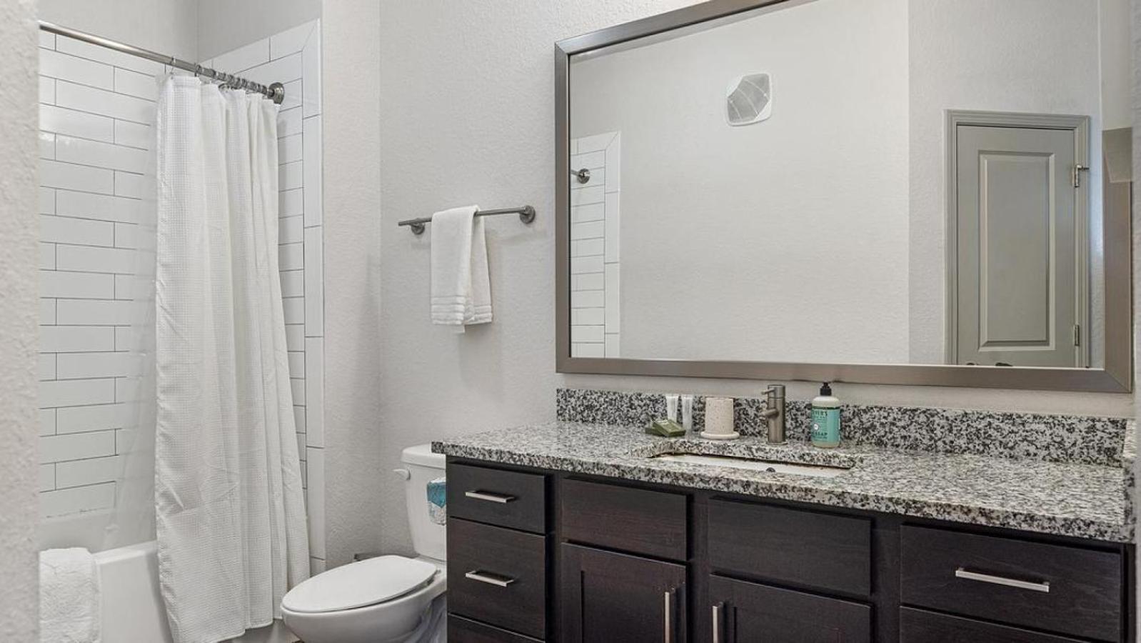 Landing At Center 301 - 2 Bedrooms In Belton エクステリア 写真
